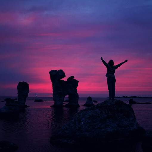 Jeugd blij op strand bij ondergaande zon foto door Julia Caesar unsplash