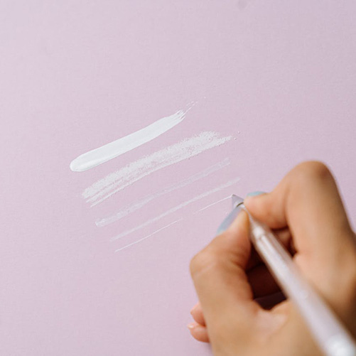 Witte schets op roze papier