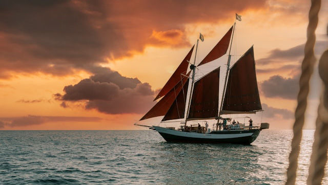 Zeilboot bij zonsondergang catia-dombaxe-unsplash